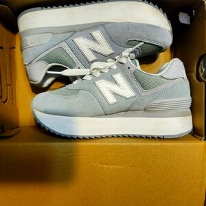 New balance tennis shoes